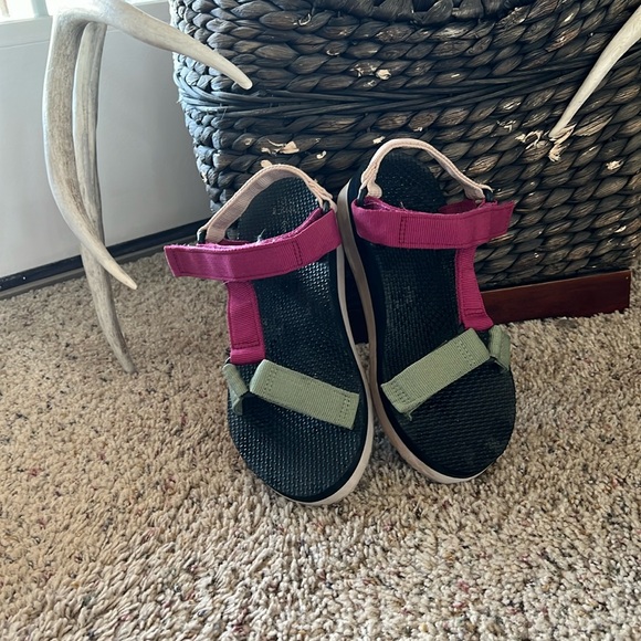 Sandal size 6 looks like a Teva. Worn only a few times. - Picture 1 of 3